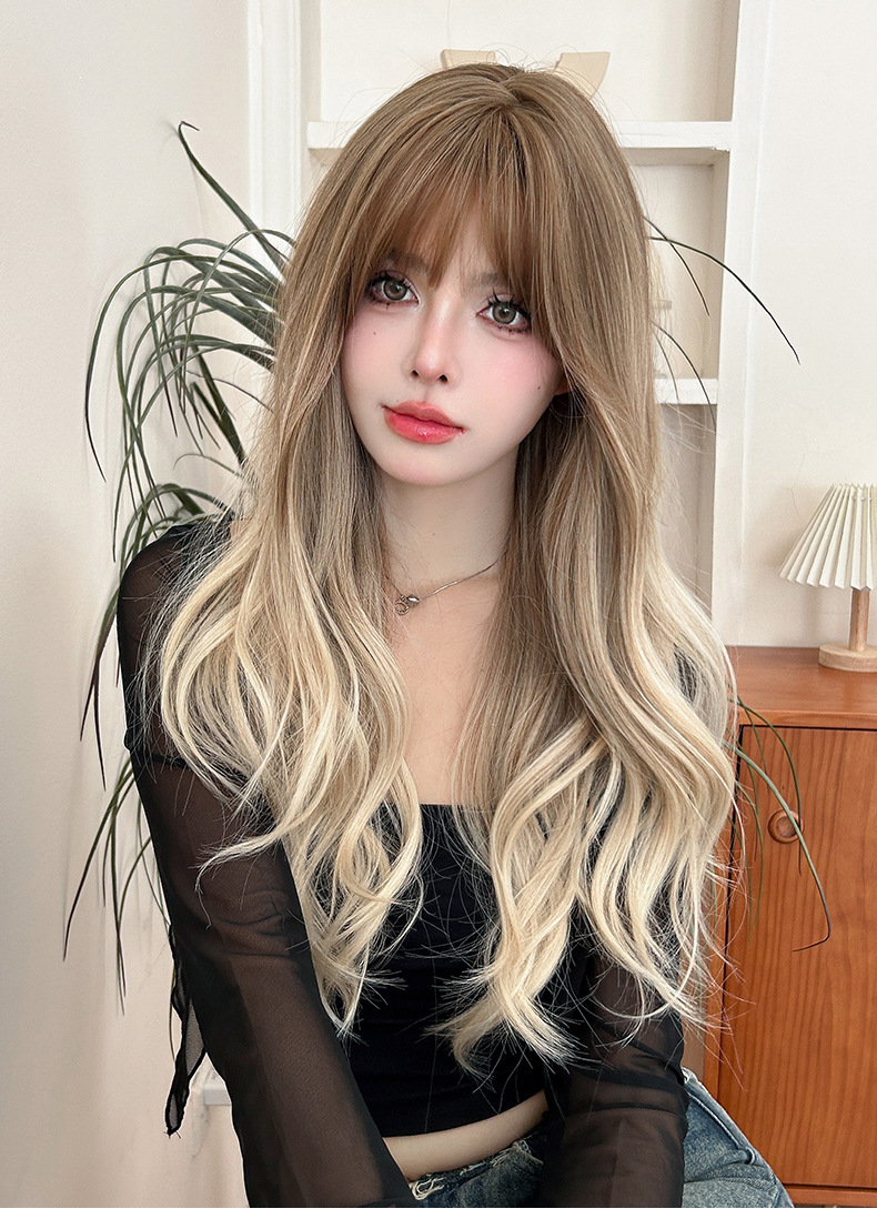 Long curly flaxen light brown wig by InTheMask by MOLIS, 67cm with a gradient, featuring flowing, textured hair.