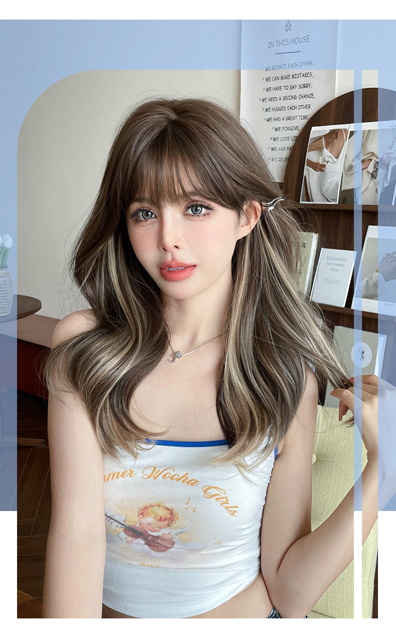 Long wavy wig with off-white highlights, 55cm, by InTheMask by MOLIS, showing textured, gradient hair with natural waves.
