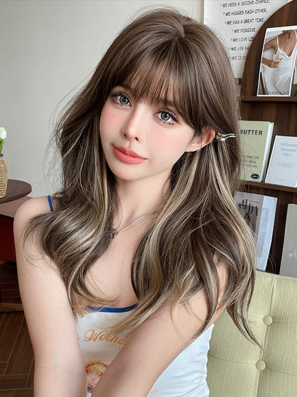 Long wavy off-white highlight wig by InTheMask by MOLIS, 55cm gradient hair with natural wave and subtle color transitions