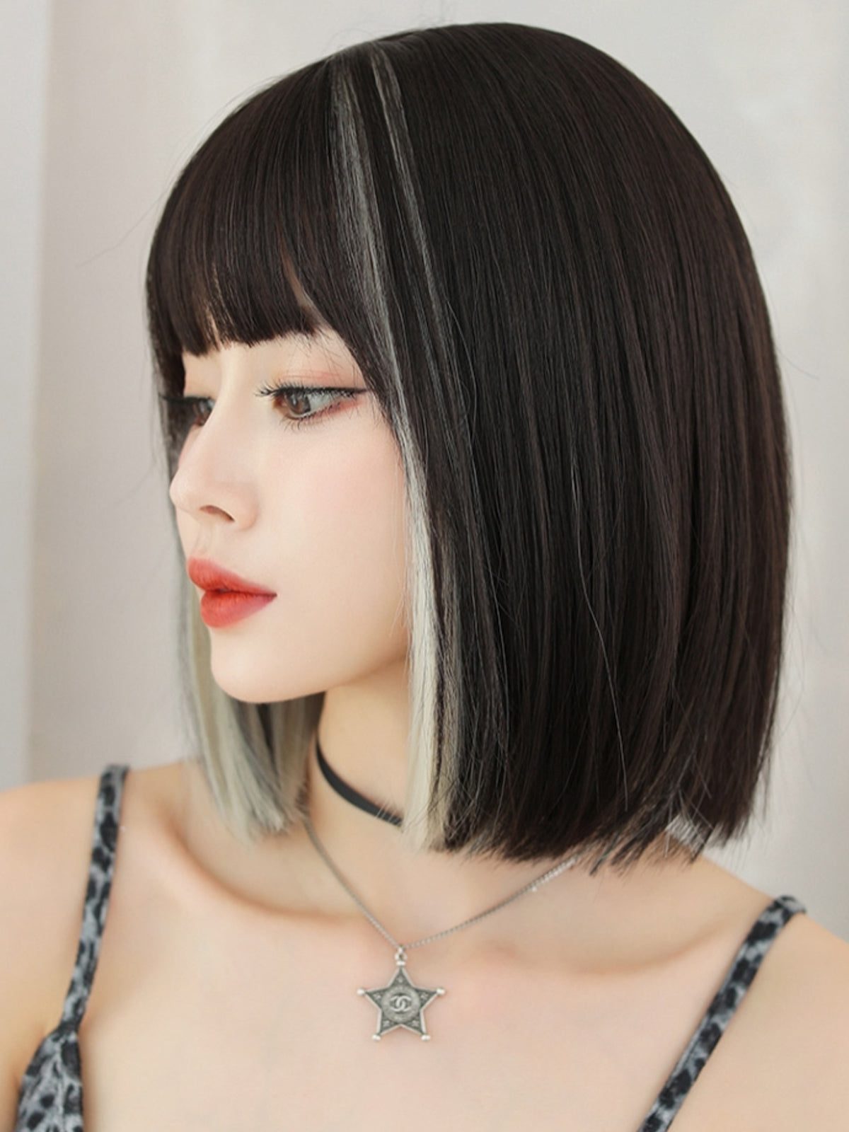 Short straight black and gray wig with a flush bang, 33cm long, by Inthemask by Moli's, styled with a sleek, natural look.