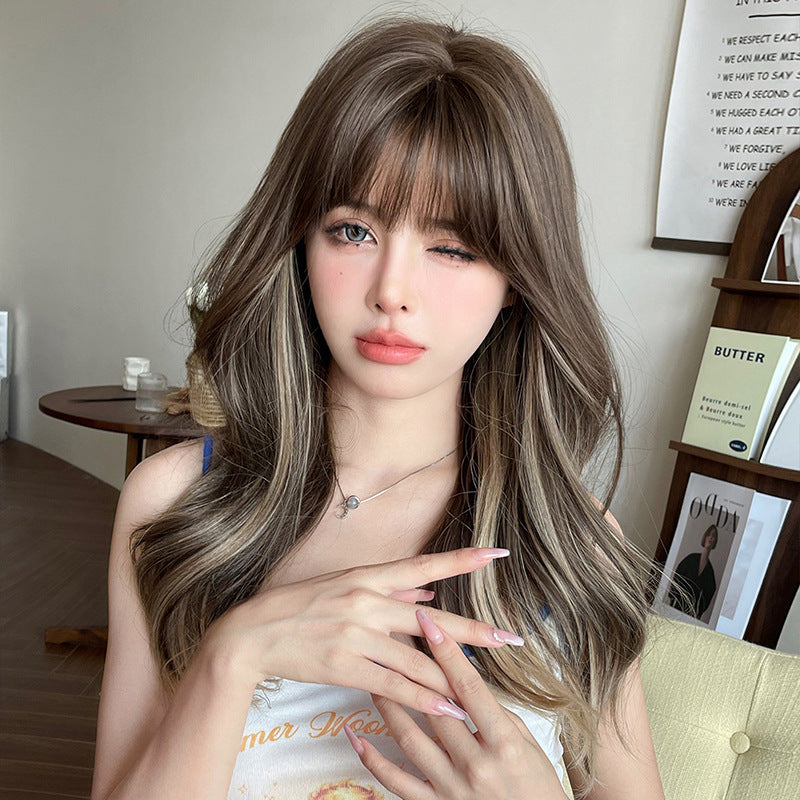 Long wavy off-white highlight wig by InTheMask by MOLIS, 55cm with gradient color and flowing textured waves.