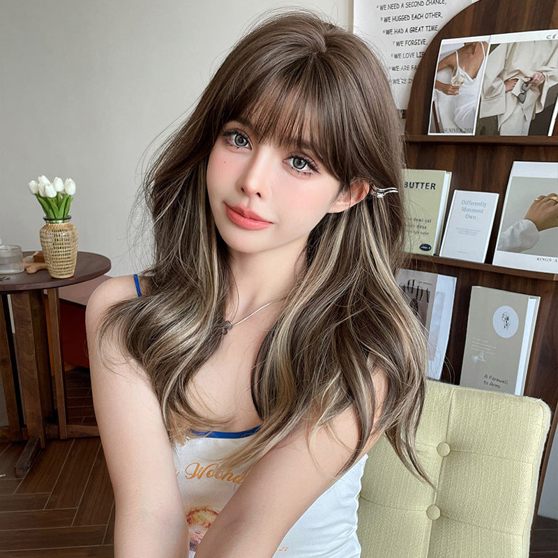 Long wavy off-white highlight wig by InTheMask by MOLIS, 55cm gradient hair with natural waves and color details.