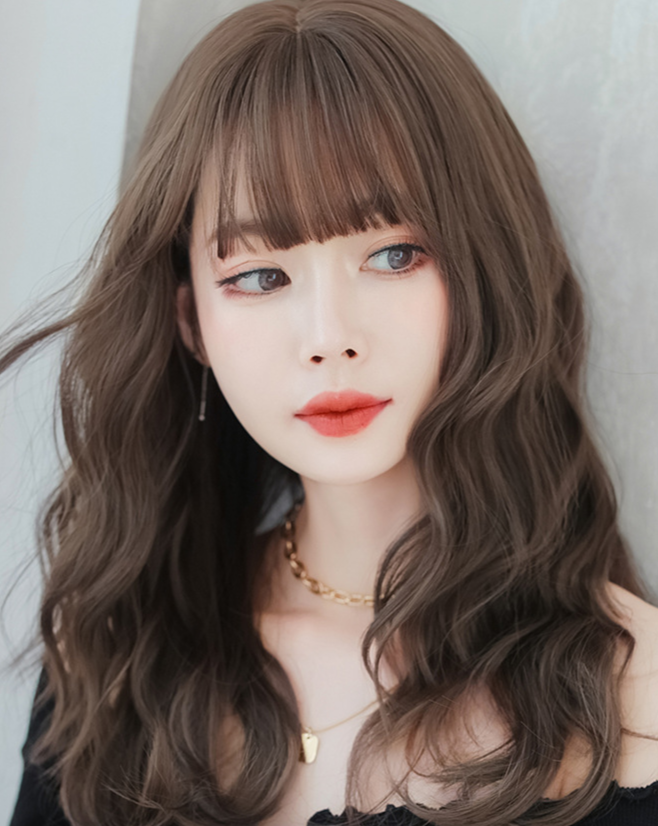 Brown straight wig with 52cm length and flush bangs from InTheMask by MOLIS, displayed on a mannequin head.